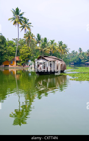 Vista verticale di una tradizionale casa in legno barca, kettuvallam, vela attraverso le lagune del Kerala. Foto Stock