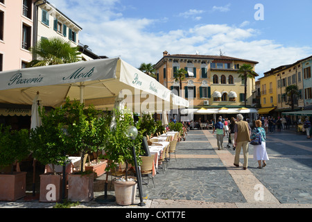 Piazza Carducci, Sirmione sul Lago di Garda, provincia di Brescia, regione Lombardia, Italia Foto Stock