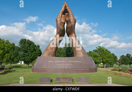 In Oklahoma Tulsa, Oral Roberts University, la scultura di mani in preghiera. Foto Stock