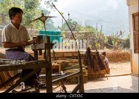 Laboratorio di ombrelli a Pindaya Myanmar, Birmania Foto Stock
