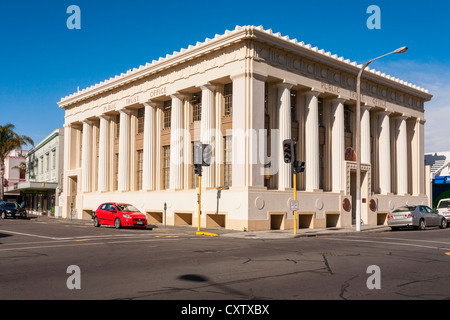 La fiducia del pubblico ufficio è stato uno dei pochi edifici a sinistra in piedi nel centro di Napier, Nuova Zelanda Foto Stock