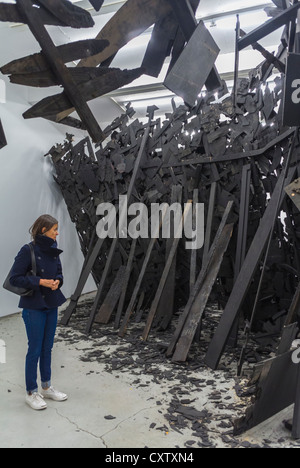 New York City, NY, STATI UNITI D'AMERICA, Donna che guarda la Visita le gallerie d'Arte, Leonard Drew, installazione di scultura nella galleria Sikkema, Area di Chelsea, Manhattan Foto Stock