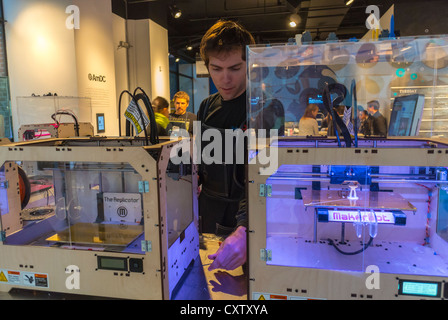 New York City, NY, USA, Man in American Concept Tech Store "Story" in collaborazione con "GE Garages" per celebrare l'esperienza "Making Things" per consentire agli spettatori di progettare partendo dalle proprie idee. Stampanti 3D. uomini Foto Stock