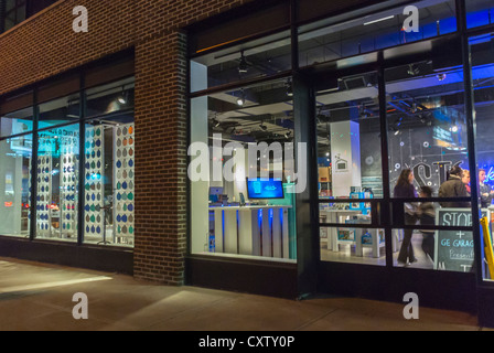 New York City, NY, USA, American Concept Store 'Story' in collaborazione con 'GE Garages' per celebrare l'esperienza 'fare cose' per gli spettatori di progettare sulla base delle proprie idee. Scopri le facciate di Windows Night Foto Stock