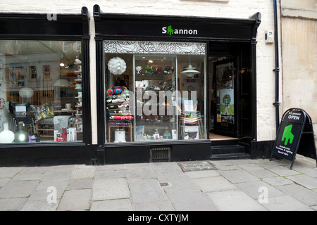 Esterno di Shannon mobili scandinavi e negozio di illuminazione Walcot Street, Città di Bath Spa, Avon, Somerset, Inghilterra, Regno Unito Foto Stock