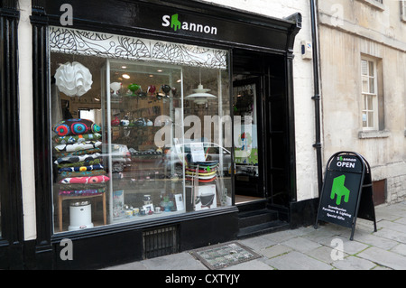 Esterno di Shannon mobili scandinavi e negozio di illuminazione Walcot Street, Città di Bath Spa, Avon, Somerset, Inghilterra, Regno Unito Foto Stock