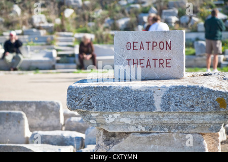 Fresatura di turisti intorno ai resti del Teatro Oeatpon sull'isola di Delos, Grecia. Foto Stock
