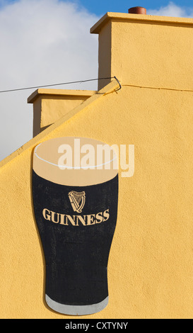 L'Irlanda. Pubblicità per Guinness stout dipinta sulla parete. Foto Stock
