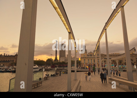 Barcellona, Spagna. Waterfront visto dalla Rambla de Mar . Foto Stock