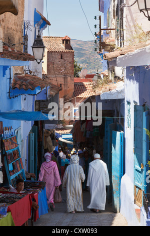 Chefchaouen, Marocco. Tipica scena nella medina. Foto Stock