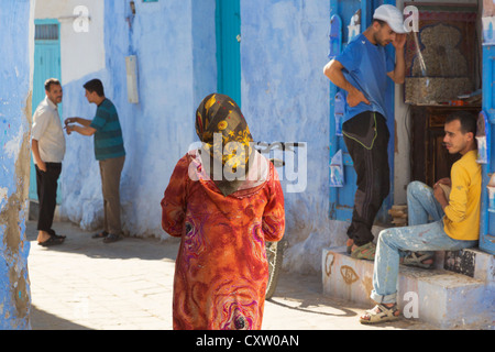 Chefchaouen, Marocco. Strada tipica scena nella medina. Foto Stock