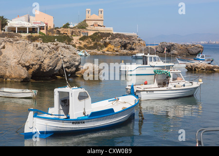 Illa de Tabarca. Isola di Tabarca. Provincia di Alicante, Costa Blanca, Spagna. Guardando attraverso il porto alla città e alla chiesa. Foto Stock