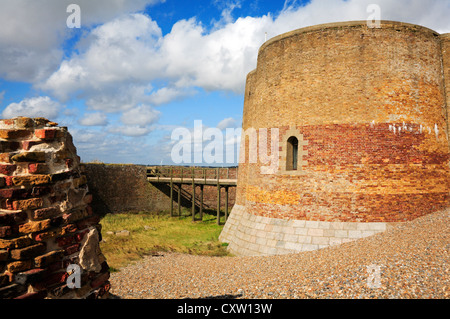Una sezione di un quatrefoil Martello tower con il ponte in corrispondenza di Slaughden, vicino a Aldeburgh, Suffolk, Inghilterra, Regno Unito. Foto Stock