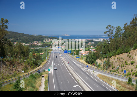 Tre corsie autostrada prossima città di Vigo in Galizia Spagna Foto Stock