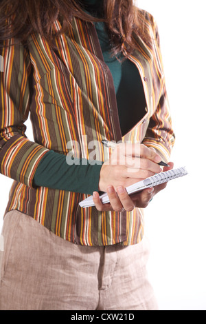 Donna dettaglio con una penna la scrittura su un notebook Foto Stock