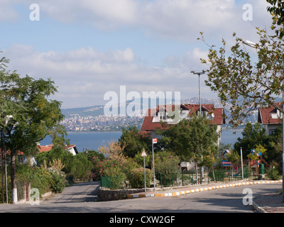 Vista dalla cima di una collina a Buyukada uno dei principi isole nel Mar di Marmara, skyline del Lato Asiatico di Istanbul in background Foto Stock