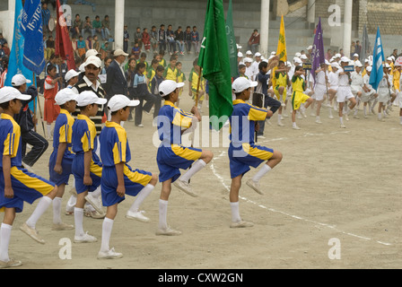 I bambini di diverse scuole marzo durante un sport cerimonia di apertura in Keylong, India del Nord Foto Stock