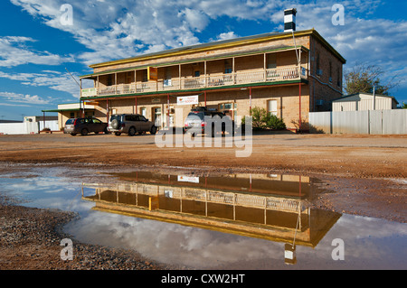 Le riflessioni di remote Marree Hotel nel deserto del Sud Australia. Foto Stock