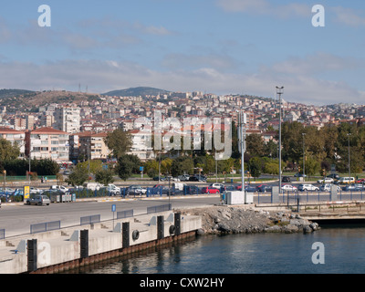 Pendik, un porto e al porto dei traghetti alla periferia del lato Asiatico di Istanbul con il traghetto per attraversare il mare di Marmara, vista dal traghetto Foto Stock