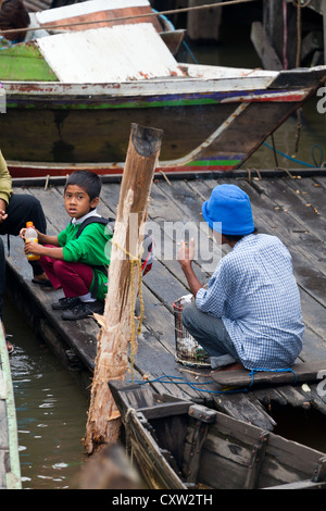 La vita di strada in Banjarmasin, Indonesia Foto Stock