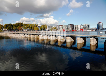 Il sistema a stramazzo accanto al blocco in Sydhavnen (Sud) Porto nel porto di Copenhagen, Danimarca. Foto Stock