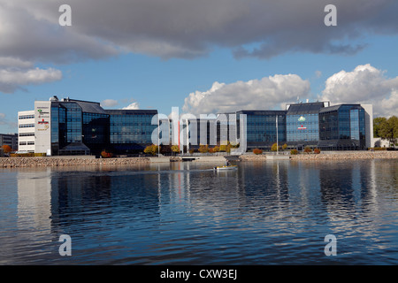 La costruzione di edifici commerciali su Sluseholmen a Copenaghen Sud porto vicino alla serratura del sud e Weir, sistema di rinnovamento della città in un ex area brownfield. Foto Stock