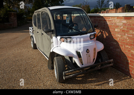 Buggy auto elettrica in attesa di portare i clienti alle Treehouses a Chewton Glen Hotel & Spa, New Milton, New Forest, Hampshire UK nel mese di settembre Foto Stock