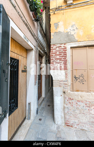 L'ingresso a Calle de la Rafineria, estremamente stretta strada di Venezia Foto Stock