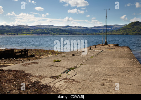 A ovest sul Loch Fyne dal molo al St Catherines con Inveraray, Inveraray Castle e da na Quaiche nella distanza. Argyll, S Foto Stock