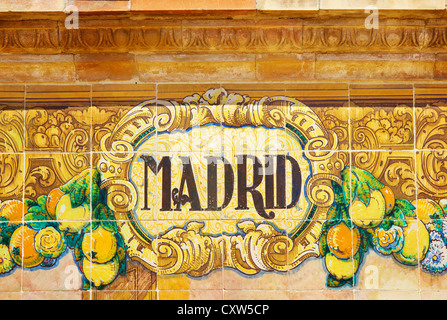 Decorazione ceramica sulla parete a mosaico, Spagna. Tema di Madrid. Foto Stock