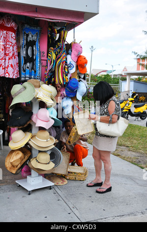 Negozi nel mercato della paglia, Freeport, Bahamas Foto Stock