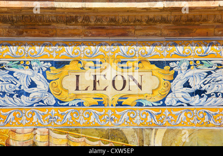 Decorazione ceramica sulla parete a mosaico, Spagna. Leon tema. Foto Stock