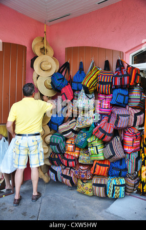 Negozi nel mercato della paglia, Freeport, Bahamas Foto Stock