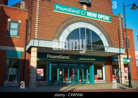 Entrata al negozio Poundland, Park Street Walsall West Midlands, Regno Unito Foto Stock