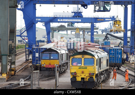 DRS (sinistra) e Freightliner treno merci pronto a lasciare il terminale ferroviario presso il porto di Felixstowe, Suffolk, Regno Unito. Foto Stock