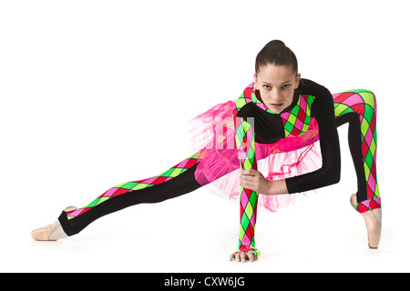 Ballerina adolescenti nei moderni multi-colore di arlecchino-pattern costume di balletto con compensazione rosa Foto Stock