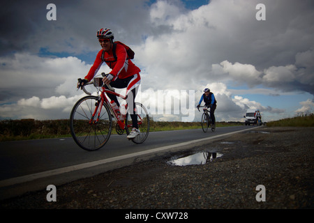 Ciclista a competere in 40 miglio plus Barry Lewis Memorial Race attraverso villaggi a ovest e a Nord Yorkshire Foto Stock