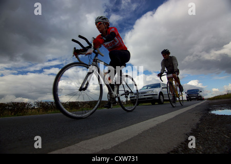 Ciclista a competere in 40 miglio plus Barry Lewis Memorial Race attraverso villaggi a ovest e a Nord Yorkshire Foto Stock