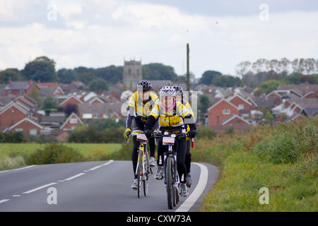 Ciclista a competere in 40 miglio plus Barry Lewis Memorial Race attraverso villaggi a ovest e a Nord Yorkshire Foto Stock