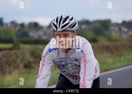 Ciclista a competere in 40 miglio plus Barry Lewis Memorial Race attraverso villaggi a ovest e a Nord Yorkshire Foto Stock