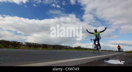 Ciclista a competere in 40 miglio plus Barry Lewis Memorial Race attraverso villaggi a ovest e a Nord Yorkshire Foto Stock