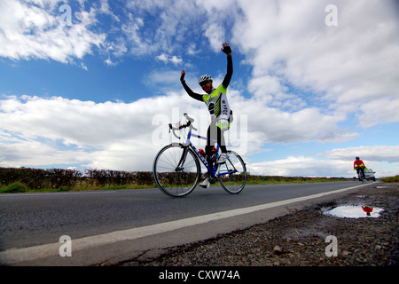 Ciclista a competere in 40 miglio plus Barry Lewis Memorial Race attraverso villaggi a ovest e a Nord Yorkshire Foto Stock