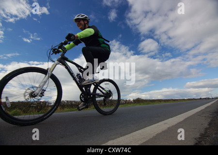 Ciclista a competere in 40 miglio plus Barry Lewis Memorial Race attraverso villaggi a ovest e a Nord Yorkshire Foto Stock