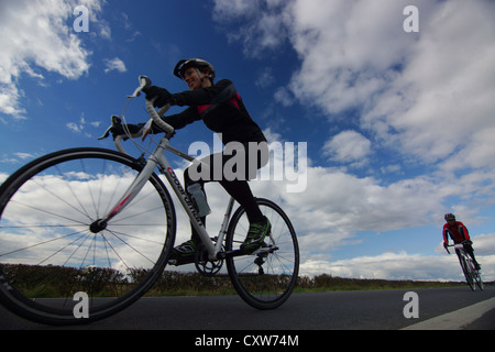 Ciclista a competere in 40 miglio plus Barry Lewis Memorial Race attraverso villaggi a ovest e a Nord Yorkshire Foto Stock