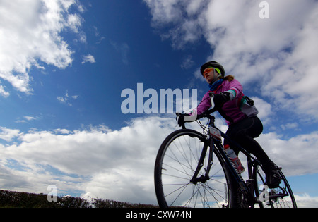 Ciclista a competere in 40 miglio plus Barry Lewis Memorial Race attraverso villaggi a ovest e a Nord Yorkshire Foto Stock