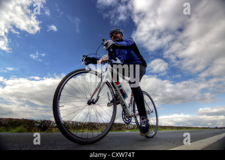 Ciclista a competere in 40 miglio plus Barry Lewis Memorial Race attraverso villaggi a ovest e a Nord Yorkshire Foto Stock