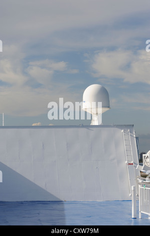 Armamento di una nave traghetto battenti una Red Ensign. Golfo di Biscaglia. 19Jun12 Foto Stock