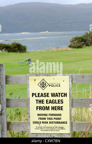 La polizia di Strathclyde segno da parte di un campo da golf dicendo si prega di guardare il Eagles da qui con riferimento alla fauna selvatica e atto di campagna Foto Stock