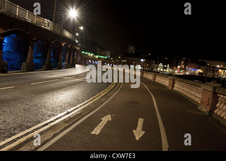 Esposizione di strada locale a tarda notte/ la mattina presto Empty Street affacciato sul Porto di Ramsgate. Le strade vuote in modo silenzioso. Foto Stock