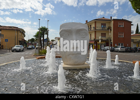 Fontana sulla Piazza unita' d'Italia, Sirmione sul Lago di Garda, provincia di Brescia, regione Lombardia, Italia Foto Stock